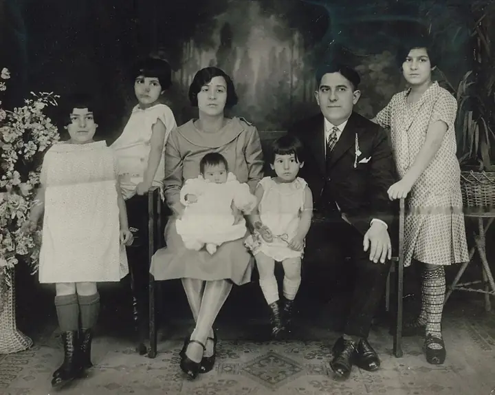 Studio portrait of the Pèpe family, more than 100 years ago, in black and white.
