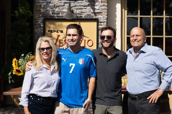 The Pèpe family in front of Vesuvio.